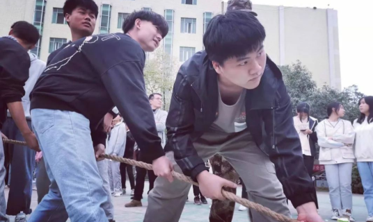 齊心協(xié)力，“繩”彩飛揚(yáng)-我校舉行拔河比賽